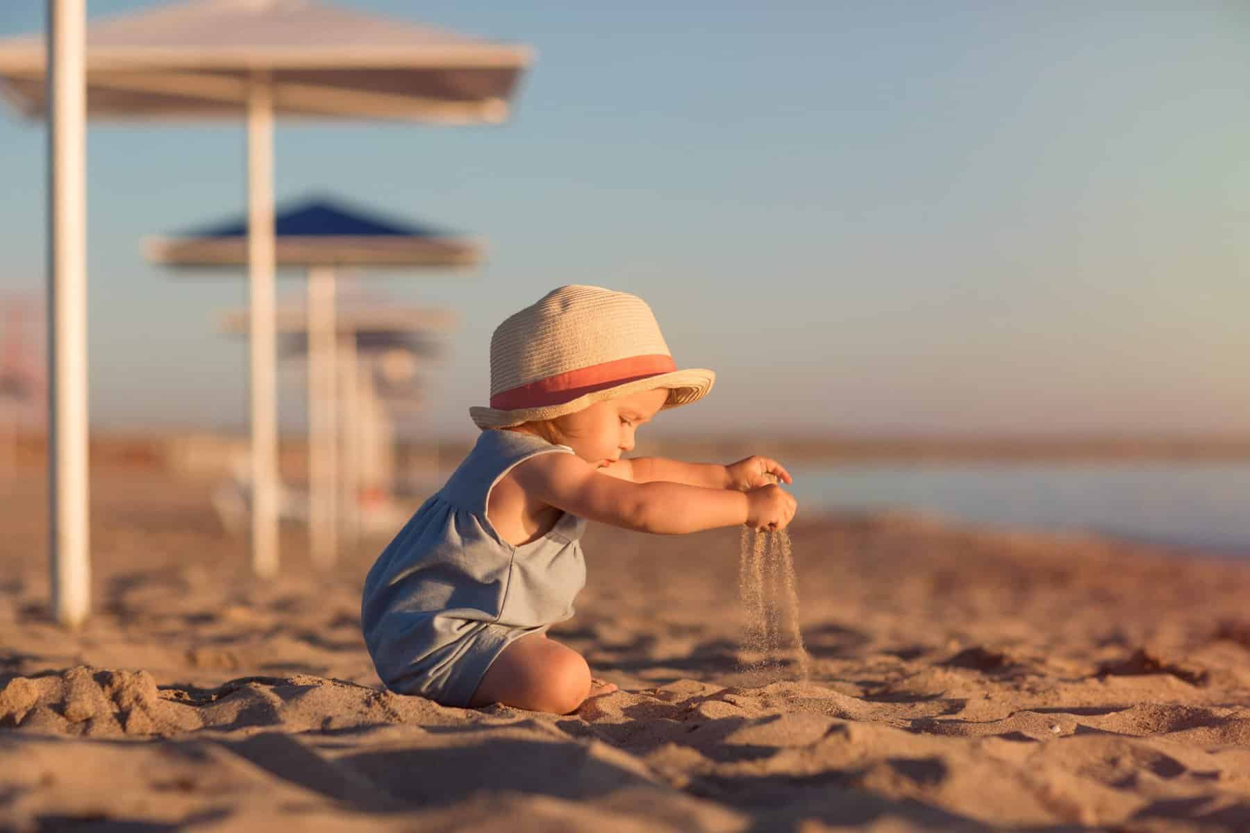 Baby im Sommer am Strand
