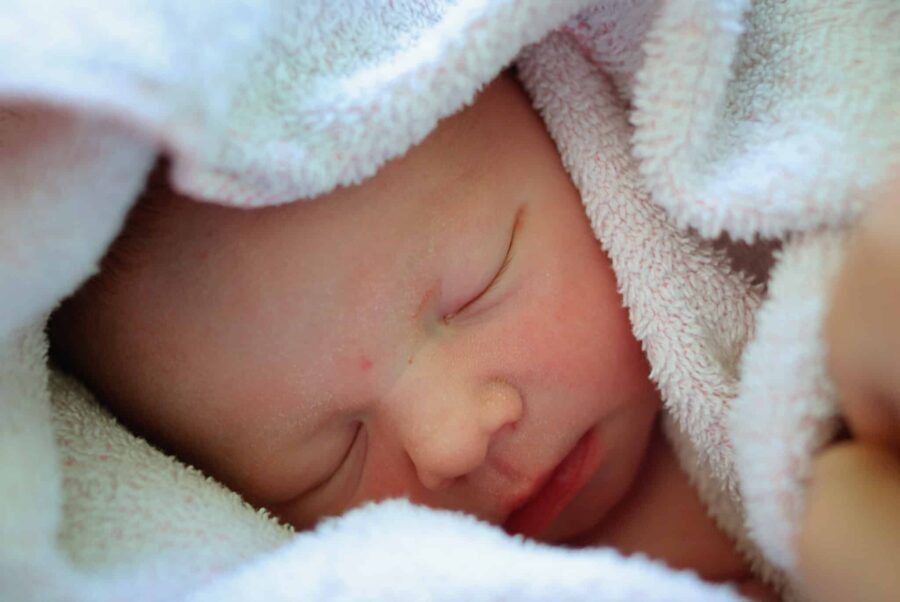 Kleine Pickel kurz nach der Geburt: Die Babyakne