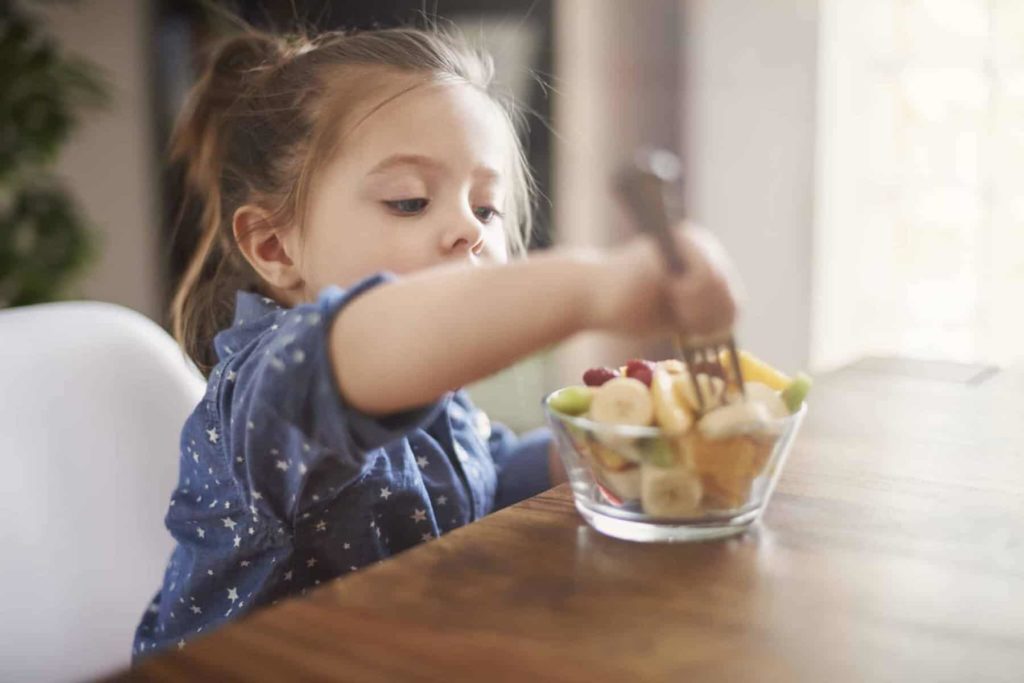 Obstteller als Knabberspaß für Kinder