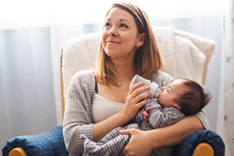 Welche Baby-Milchnahrung kommt in die Flasche?