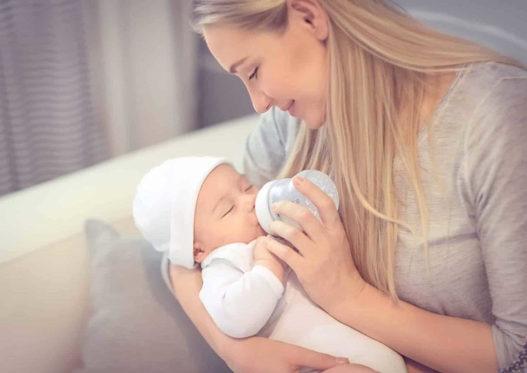 Die Babyflasche füttern