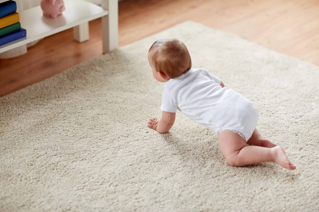 Baby krabbelt