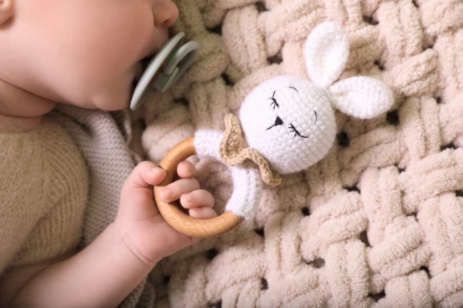 So lernen Babys das Greifen