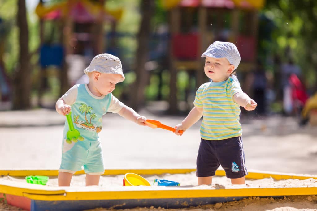 Kinder teilen Spielzeug