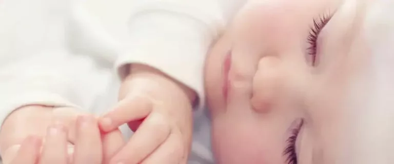 Ständiges Aufwachen: Warum Babys nicht durchschlafen
