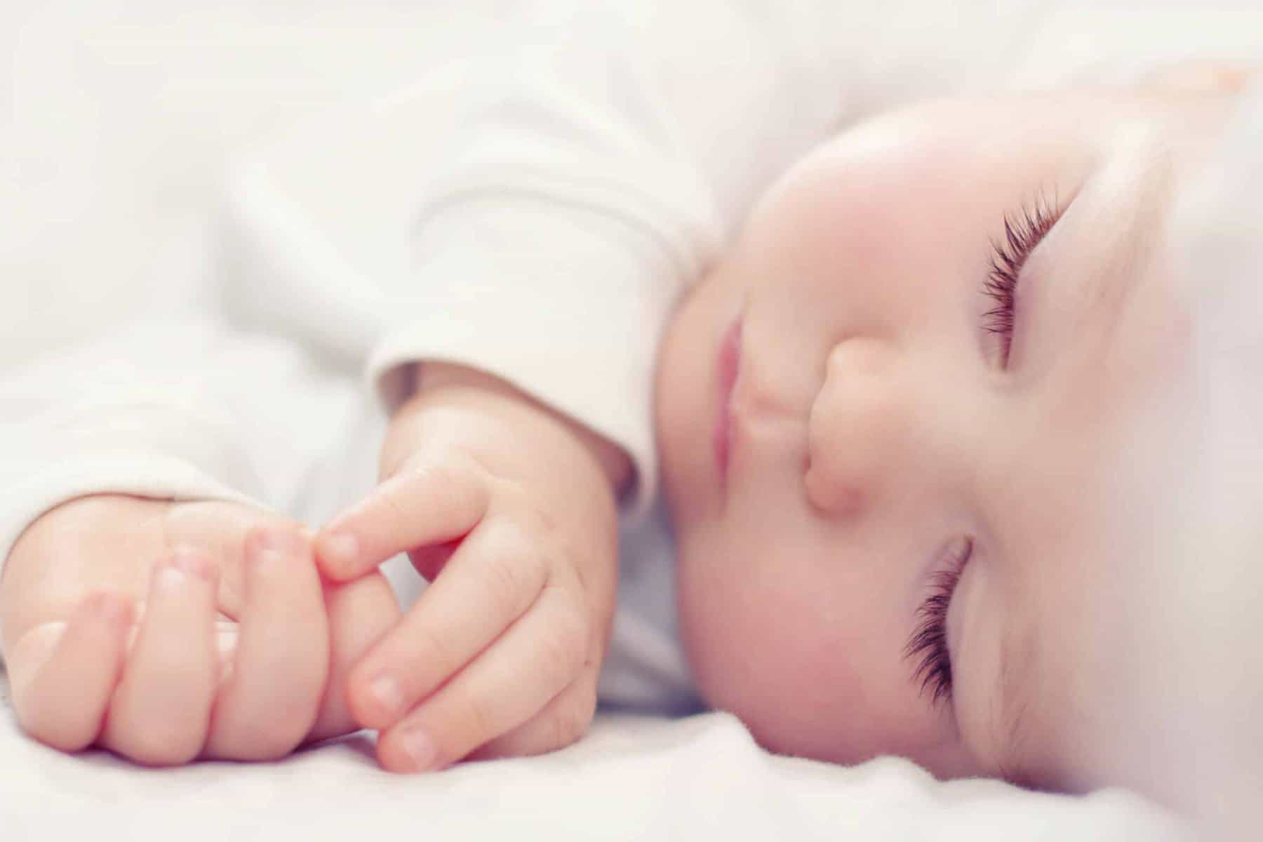 Ständiges Aufwachen: warum Babys nicht durchschlafen