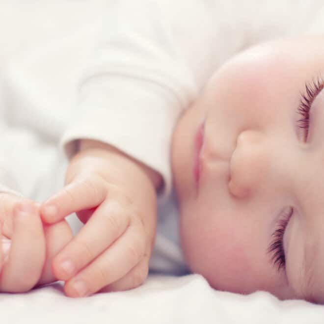 Ständiges Aufwachen: Warum Babys nicht durchschlafen