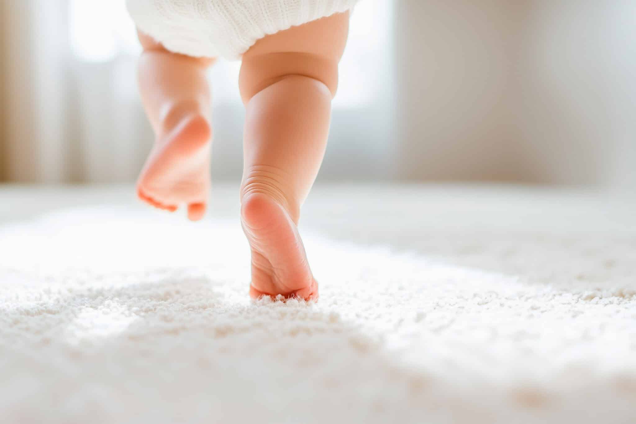 Baby - Laufen Lernen - erste Schritte