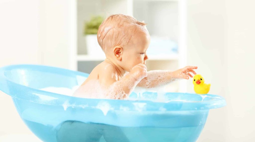 Baby in der Babywanne - Pflege Babyhaare