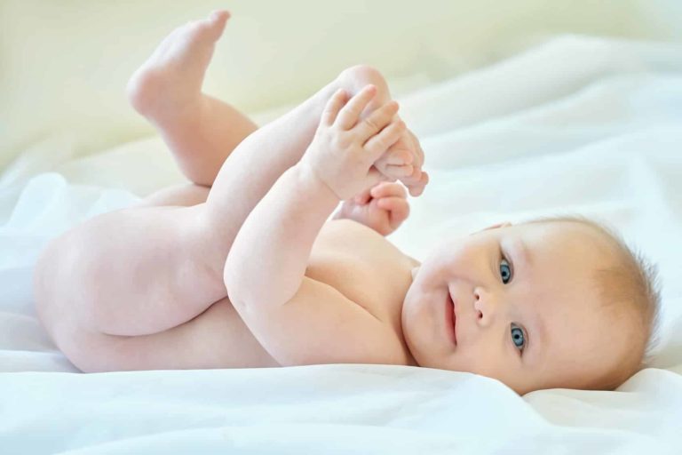Babys und Kinder lernen ihren eigenen Körper kennen