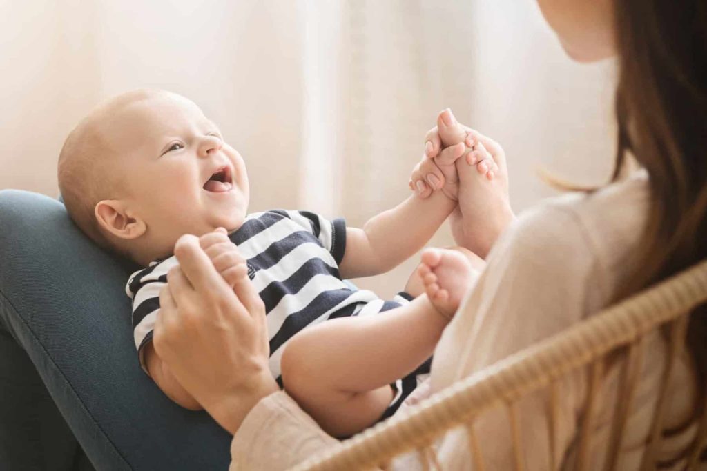 Einem Baby etwas vorsingen