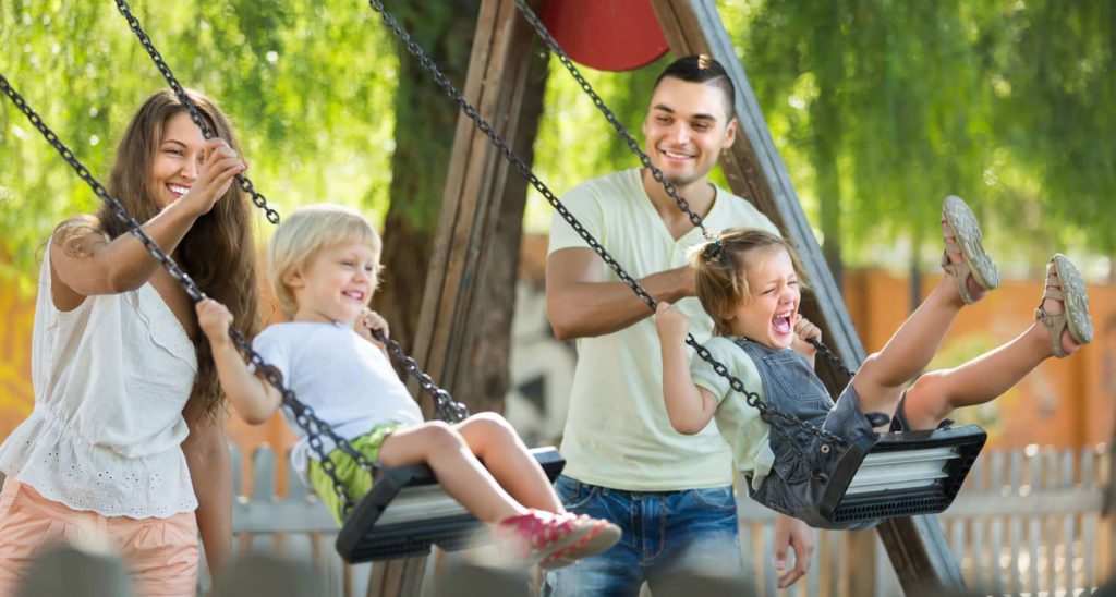 Kinder und Familie auf dem Spielplatz