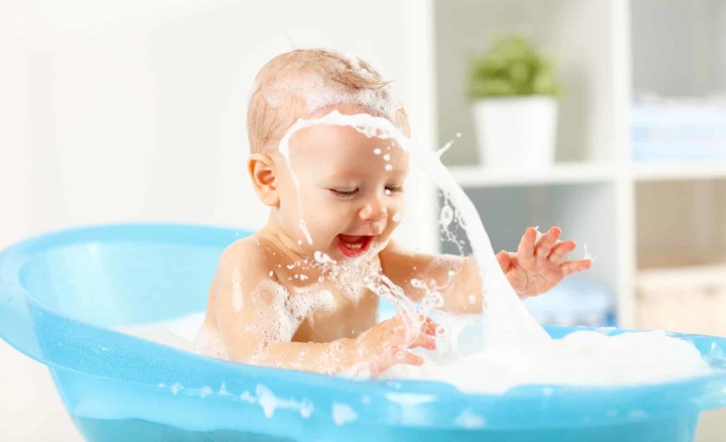 Kleine Wasserratte - Baby in der Badewanne