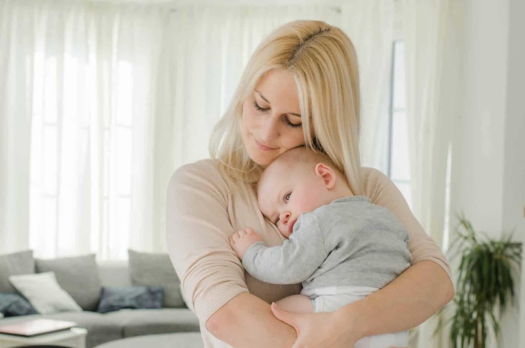 Baby kuschelt mit Mama