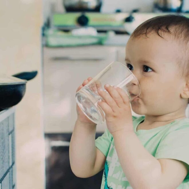 Der Flüssigkeitsbedarf von Babys und Kleinkindern