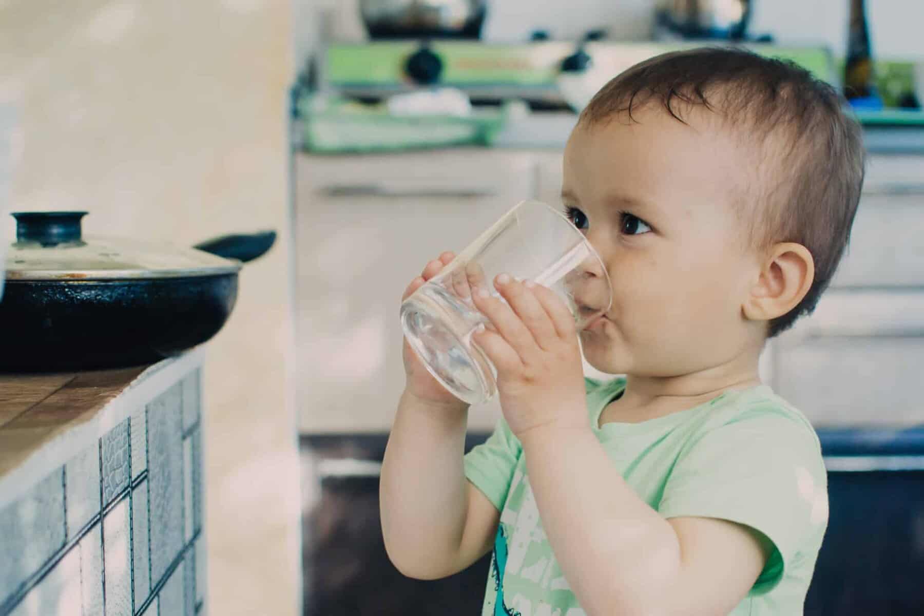 Der Flüssigkeitsbedarf von Babys und Kleinkindern