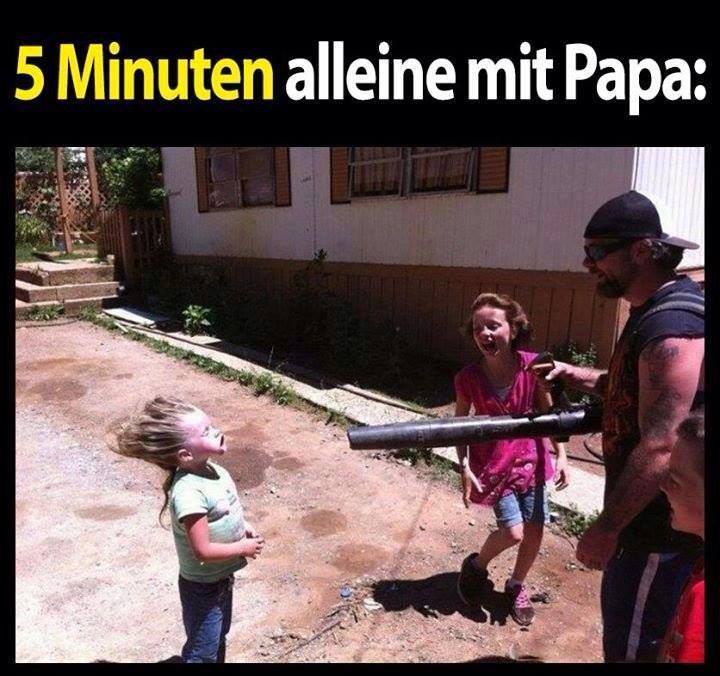 Kinder helfen im Garten