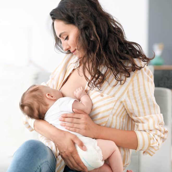Stillen: Das Baby an der Brust richtig Anlegen und Abdocken
