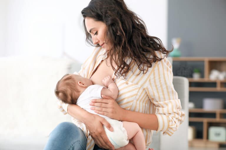 Stillen: Das Baby an der Brust richtig Anlegen und Abdocken