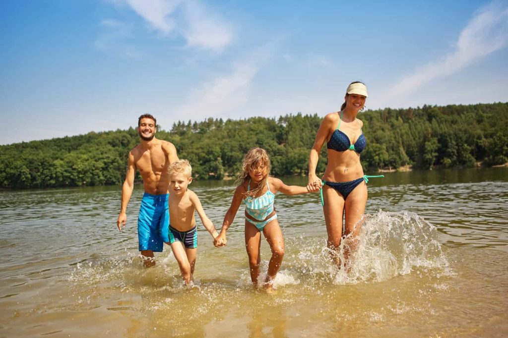 Familie mit Kindern am See