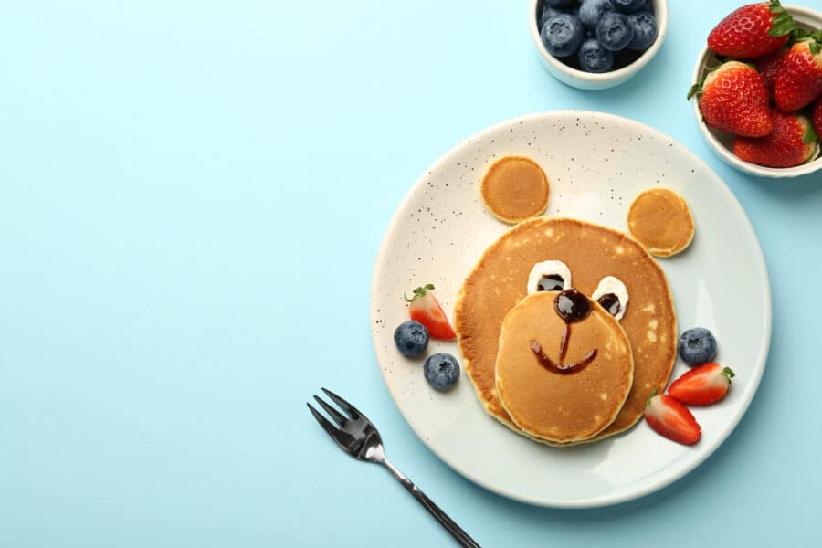 Familientisch: Pfannkuchen mit frischem Obst