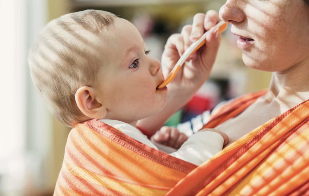 Mutter füttert Baby - Fütterungsstörung