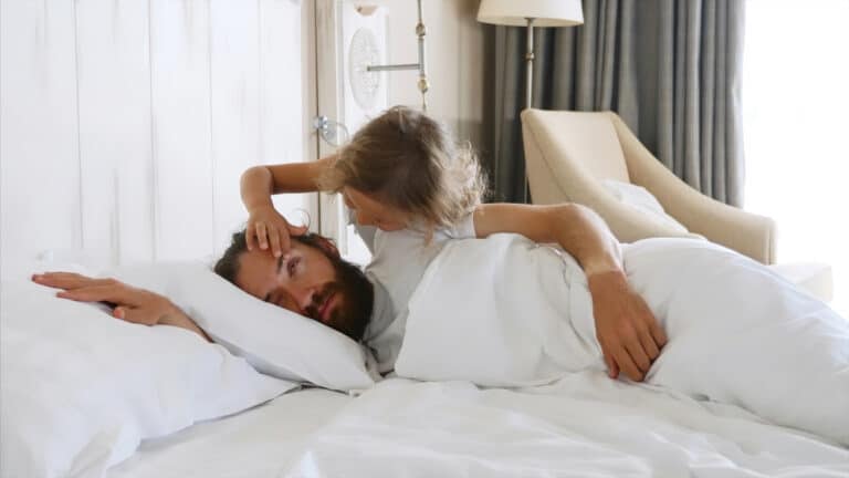 So kommen Frühaufsteher-Kinder morgens noch einmal zur Ruhe
