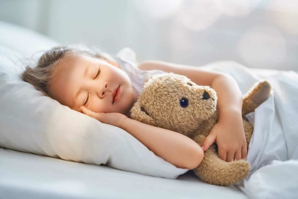 Kind und Kuscheltier Teddy