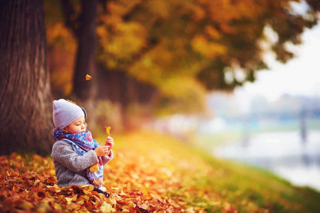 Kind im Herbst
