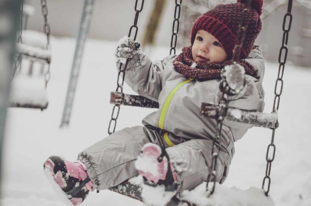 Kind in Schneeanzug