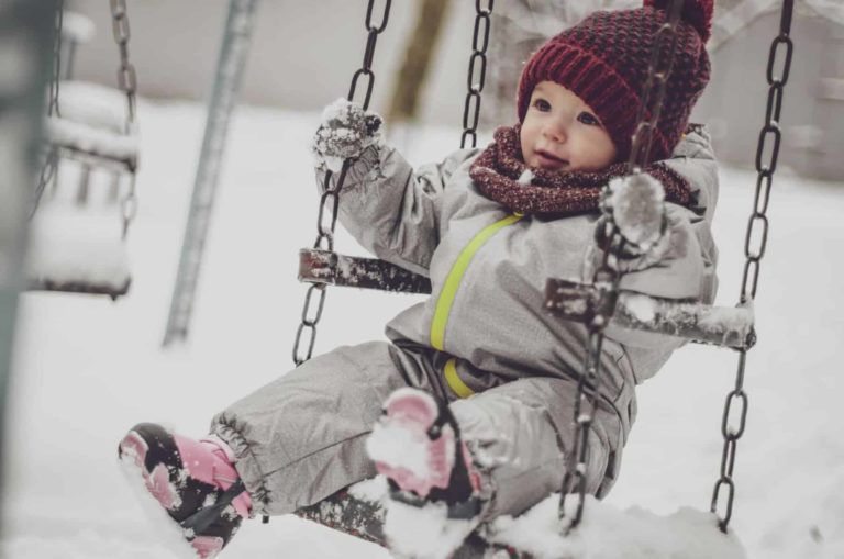 Einteiler oder Zweiteiler: Der richtige Schneeanzug für Babys und Kleinkinder