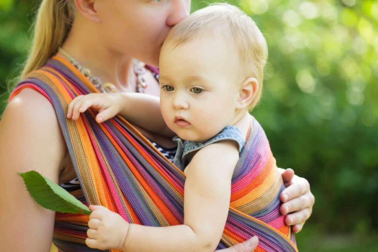 Kleine Traglinge: Unterschiede zwischen Babytrage und Tragetuch?