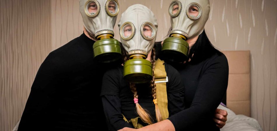 Familie mit Gasmasken