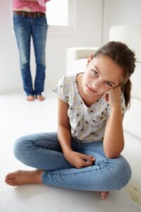 Mädchen schmollt wegen Mutter