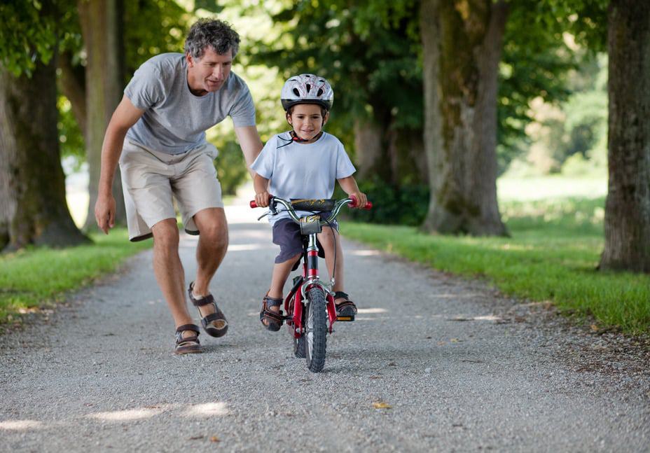 Kind lernt das Fahrrad fahren