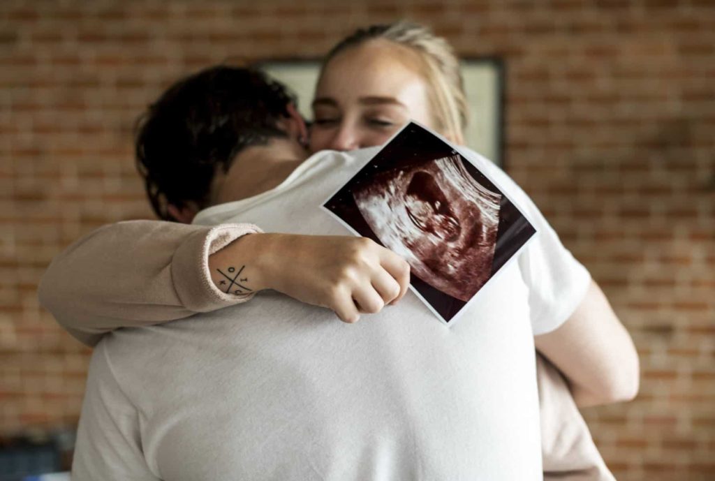 Das erste Mal Vater zu werden ist ein sehr intensives Erlebnis. Freude und Ängste können auch Männer überwältigen.