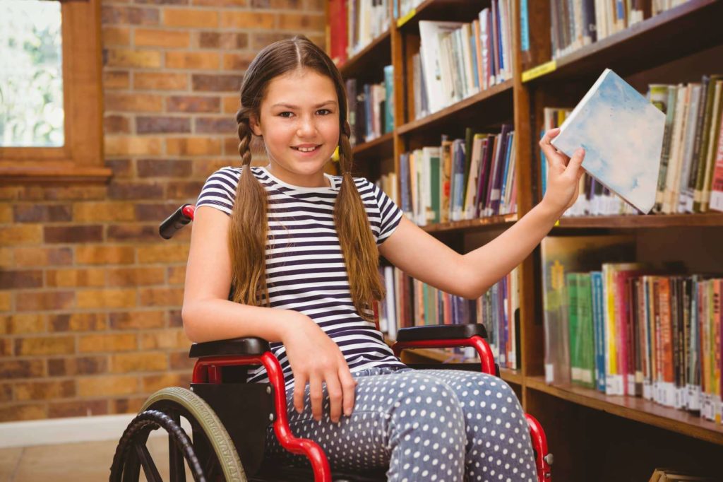 Mädchen im Rollstuhl - JuniorSchutz Plus von Basler Versicherungen
