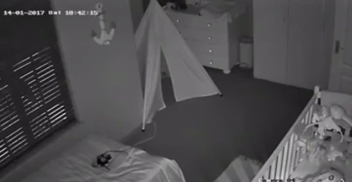 Verzweifelte Mutter robbt auf dem Rücken aus dem Baby-Schlafzimmer