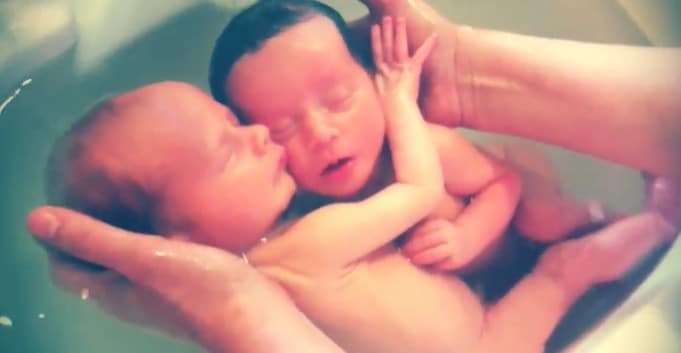 Diese Zwillinge kuscheln beim Baden wie in Mamas Bauch