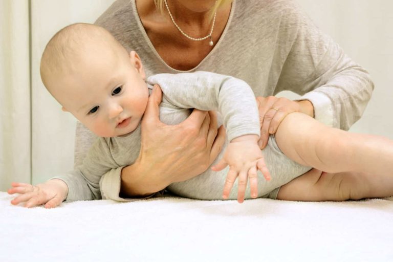 Schreibaby: Babymassage kann Säugling beruhigen