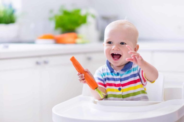 Verzögerte Einführung von bestimmten Nahrungsmitteln schützt Babys nicht vor Allergien