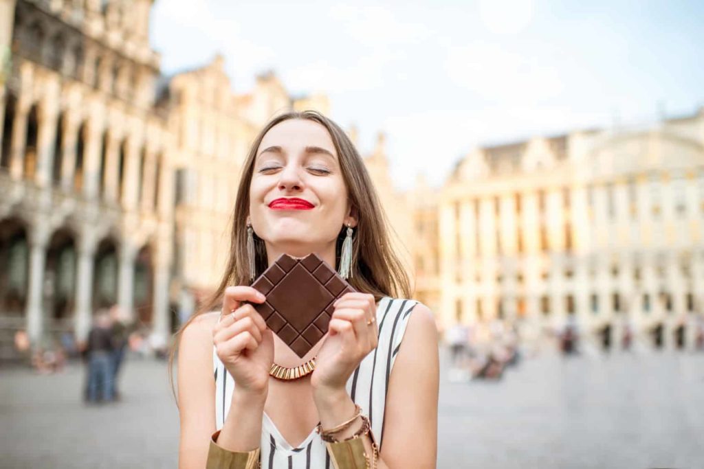 Junge Frau isst Schokolade