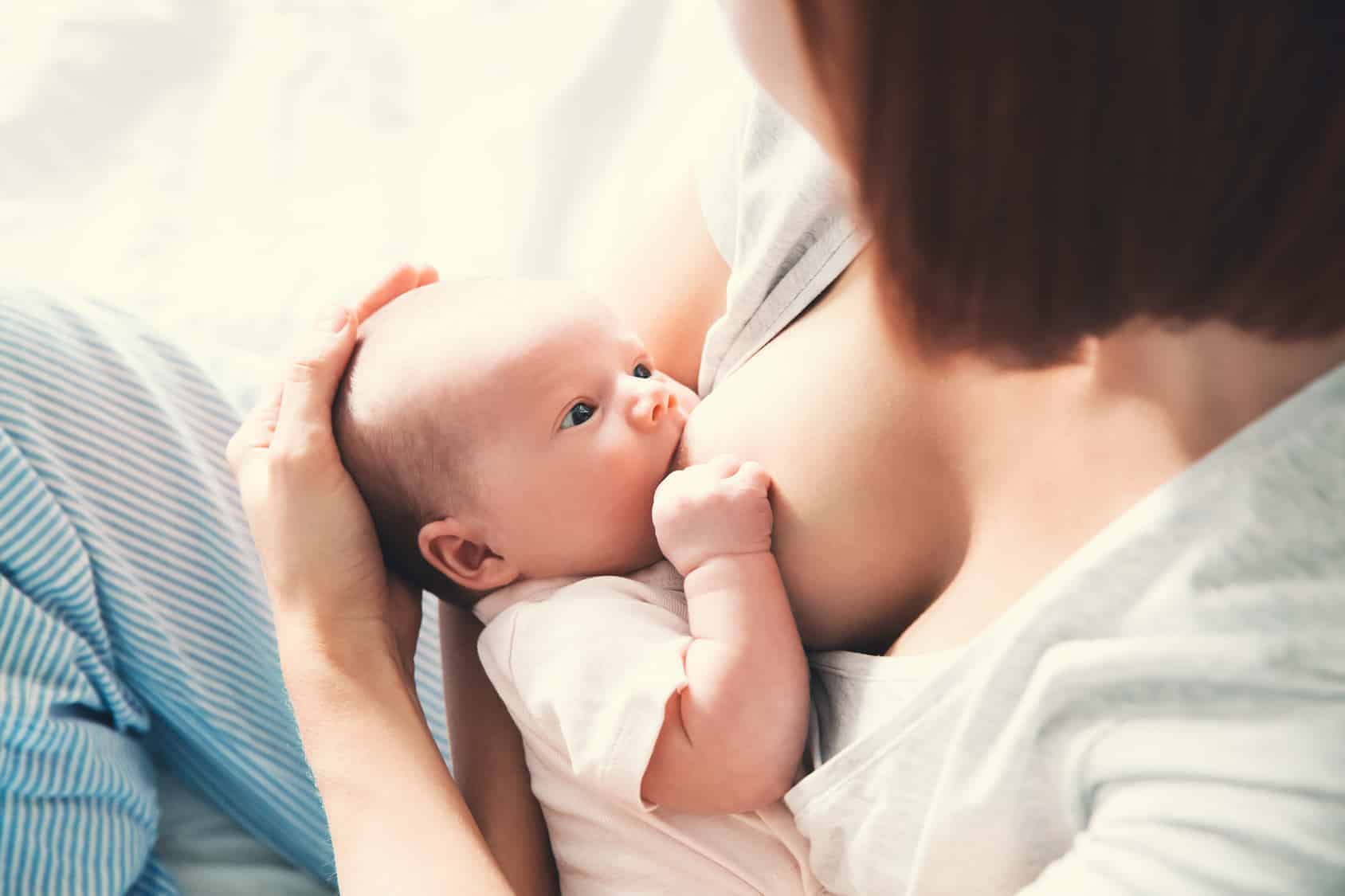 Körper nach der Geburt - Frau und Baby Körper nach der Geburt - Frau und Baby