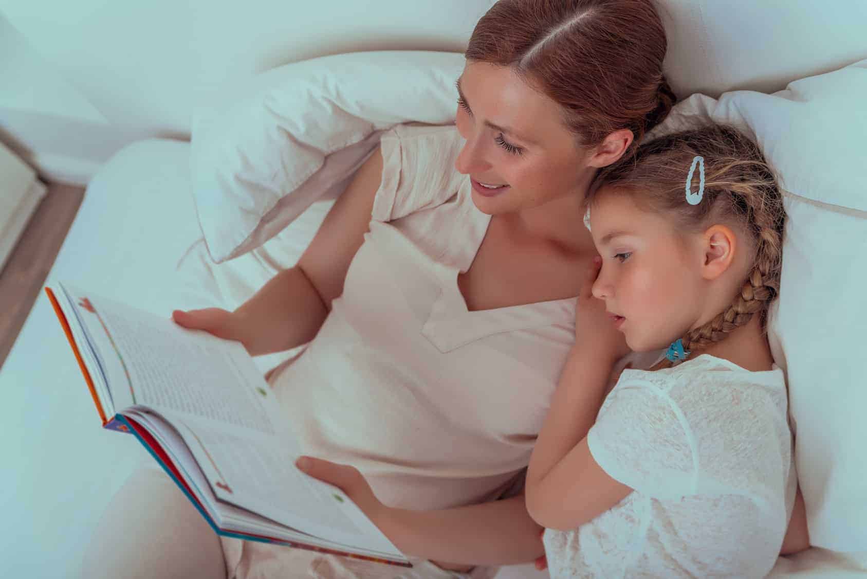 Mutter liest Buch vor Mutter liest Buch vor