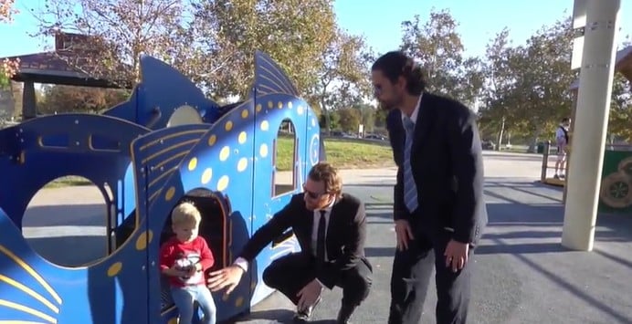 Halten Sie bitte Abstand: Wenn Kinder Bodyguards hätten!