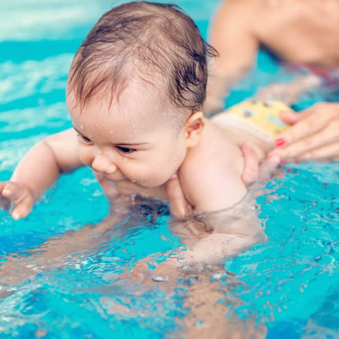 Babys ans Babyschwimmen gewöhnen: so klappt es ohne Komplikationen