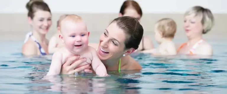 Babys ans Babyschwimmen gewöhnen: so klappt es ohne Komplikationen