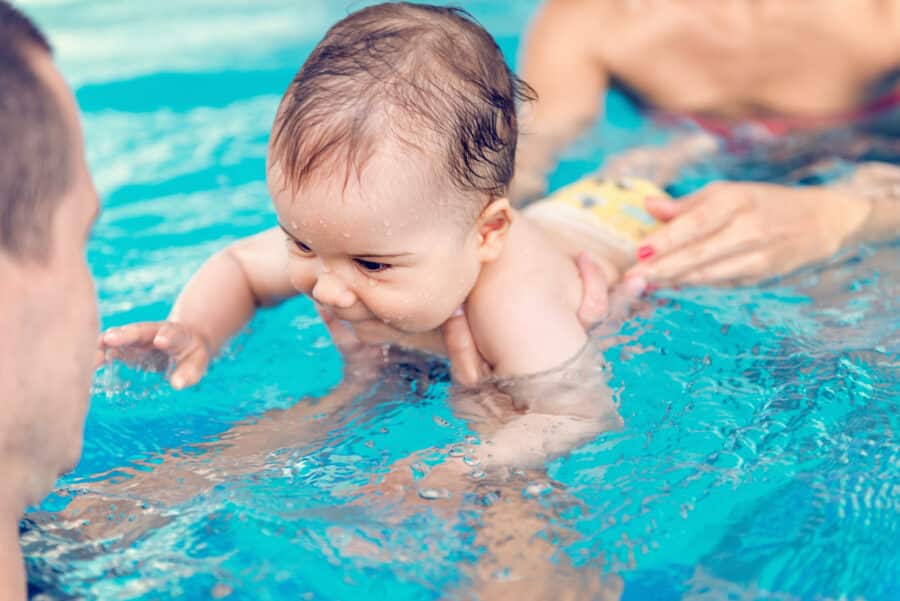 Babys ans Babyschwimmen gewöhnen: so klappt es ohne Komplikationen