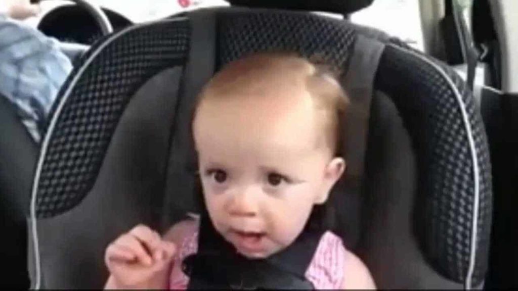 Einfach niedlich: Ein 20 Monate altes Mädchen singt Elvis Song im Kindersitz