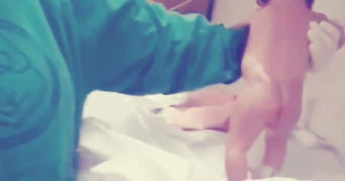 Baby kann direkt nach Geburt Laufen: Wunderkind oder vollkommen normal?